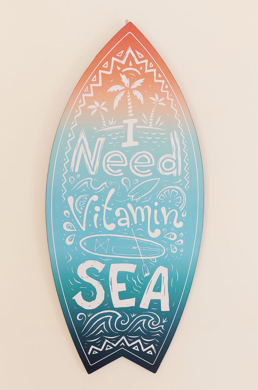 شماعة خشبية بتصميم I Need Vitamin Sea