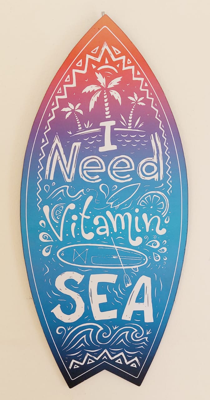 شماعة خشبية بتصميم I Need Vitamin Sea